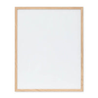 温もりのある天然木と洗練されたデザインが融合した、オーク無垢材の木製ポスターフレーム。シンプルで細身のエッジが効いたフレームは、アートや写真をすっきりと引き立て、北欧風やナチュラルテイストの空間に自然に馴染みます。スカンジナビアスタイルやミニマルデザインを好む方におすすめで、北欧でも定番のインテリアアイテム。天然オーク材は美しい木目と質感、ひとつひとつ異なる表情が魅力です。リビングや玄関、寝室、書斎、店舗など多彩な空間で活躍。壁掛け・立て掛け対応で自由なレイアウトが楽しめます。本商品は低反射アクリル板を使用しており、片面は低反射加工、もう片面は通常アクリルです。お好みでどちらの面も使用可能ですが、通常面もやや暗く見える場合があります。ポスターの色味や鮮明さを重視される方は、低反射タイプでない製品をおすすめします。