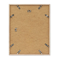 温もりのある天然木と洗練されたデザインが融合した、オーク無垢材の木製ポスターフレーム。シンプルで細身のエッジが効いたフレームは、アートや写真をすっきりと引き立て、北欧風やナチュラルテイストの空間に自然に馴染みます。スカンジナビアスタイルやミニマルデザインを好む方におすすめで、北欧でも定番のインテリアアイテム。天然オーク材は美しい木目と質感、ひとつひとつ異なる表情が魅力です。リビングや玄関、寝室、書斎、店舗など多彩な空間で活躍。壁掛け・立て掛け対応で自由なレイアウトが楽しめます。本商品は低反射アクリル板を使用しており、片面は低反射加工、もう片面は通常アクリルです。お好みでどちらの面も使用可能ですが、通常面もやや暗く見える場合があります。ポスターの色味や鮮明さを重視される方は、低反射タイプでない製品をおすすめします。