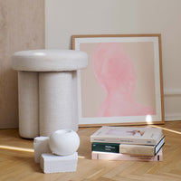 温もりのある天然木と洗練されたデザインが融合した、オーク無垢材の木製ポスターフレーム。シンプルで細身のエッジが効いたフレームは、アートや写真をすっきりと引き立て、北欧風やナチュラルテイストの空間に自然に馴染みます。スカンジナビアスタイルやミニマルデザインを好む方におすすめで、北欧でも定番のインテリアアイテム。天然オーク材は美しい木目と質感、ひとつひとつ異なる表情が魅力です。リビングや玄関、寝室、書斎、店舗など多彩な空間で活躍。壁掛け・立て掛け対応で自由なレイアウトが楽しめます。本商品は低反射アクリル板を使用しており、片面は低反射加工、もう片面は通常アクリルです。お好みでどちらの面も使用可能ですが、通常面もやや暗く見える場合があります。ポスターの色味や鮮明さを重視される方は、低反射タイプでない製品をおすすめします。