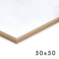 温もりのある天然木と洗練されたデザインが融合した、オーク無垢材の木製ポスターフレーム。シンプルで細身のエッジが効いたフレームは、アートや写真をすっきりと引き立て、北欧風やナチュラルテイストの空間に自然に馴染みます。スカンジナビアスタイルやミニマルデザインを好む方におすすめで、北欧でも定番のインテリアアイテム。天然オーク材は美しい木目と質感、ひとつひとつ異なる表情が魅力です。リビングや玄関、寝室、書斎、店舗など多彩な空間で活躍。壁掛け・立て掛け対応で自由なレイアウトが楽しめます。本商品は低反射アクリル板を使用しており、片面は低反射加工、もう片面は通常アクリルです。お好みでどちらの面も使用可能ですが、通常面もやや暗く見える場合があります。ポスターの色味や鮮明さを重視される方は、低反射タイプでない製品をおすすめします。