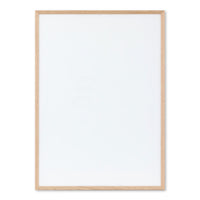 温もりのある天然木と洗練されたデザインが融合した、オーク無垢材の木製ポスターフレーム。シンプルで細身のエッジが効いたフレームは、アートや写真をすっきりと引き立て、北欧風やナチュラルテイストの空間に自然に馴染みます。スカンジナビアスタイルやミニマルデザインを好む方におすすめで、北欧でも定番のインテリアアイテム。天然オーク材は美しい木目と質感、ひとつひとつ異なる表情が魅力です。リビングや玄関、寝室、書斎、店舗など多彩な空間で活躍。壁掛け・立て掛け対応で自由なレイアウトが楽しめます。本商品は低反射アクリル板を使用しており、片面は低反射加工、もう片面は通常アクリルです。お好みでどちらの面も使用可能ですが、通常面もやや暗く見える場合があります。ポスターの色味や鮮明さを重視される方は、低反射タイプでない製品をおすすめします。