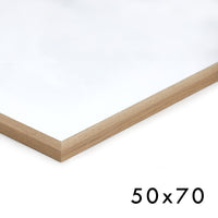 温もりのある天然木と洗練されたデザインが融合した、オーク無垢材の木製ポスターフレーム。シンプルで細身のエッジが効いたフレームは、アートや写真をすっきりと引き立て、北欧風やナチュラルテイストの空間に自然に馴染みます。スカンジナビアスタイルやミニマルデザインを好む方におすすめで、北欧でも定番のインテリアアイテム。天然オーク材は美しい木目と質感、ひとつひとつ異なる表情が魅力です。リビングや玄関、寝室、書斎、店舗など多彩な空間で活躍。壁掛け・立て掛け対応で自由なレイアウトが楽しめます。本商品は低反射アクリル板を使用しており、片面は低反射加工、もう片面は通常アクリルです。お好みでどちらの面も使用可能ですが、通常面もやや暗く見える場合があります。ポスターの色味や鮮明さを重視される方は、低反射タイプでない製品をおすすめします。