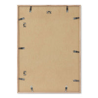 温もりのある天然木と洗練されたデザインが融合した、オーク無垢材の木製ポスターフレーム。シンプルで細身のエッジが効いたフレームは、アートや写真をすっきりと引き立て、北欧風やナチュラルテイストの空間に自然に馴染みます。スカンジナビアスタイルやミニマルデザインを好む方におすすめで、北欧でも定番のインテリアアイテム。天然オーク材は美しい木目と質感、ひとつひとつ異なる表情が魅力です。リビングや玄関、寝室、書斎、店舗など多彩な空間で活躍。壁掛け・立て掛け対応で自由なレイアウトが楽しめます。本商品は低反射アクリル板を使用しており、片面は低反射加工、もう片面は通常アクリルです。お好みでどちらの面も使用可能ですが、通常面もやや暗く見える場合があります。ポスターの色味や鮮明さを重視される方は、低反射タイプでない製品をおすすめします。