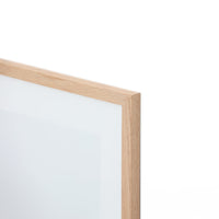 温もりのある天然木と洗練されたデザインが融合した、オーク無垢材の木製ポスターフレーム。シンプルで細身のエッジが効いたフレームは、アートや写真をすっきりと引き立て、北欧風やナチュラルテイストの空間に自然に馴染みます。スカンジナビアスタイルやミニマルデザインを好む方におすすめで、北欧でも定番のインテリアアイテム。天然オーク材は美しい木目と質感、ひとつひとつ異なる表情が魅力です。リビングや玄関、寝室、書斎、店舗など多彩な空間で活躍。壁掛け・立て掛け対応で自由なレイアウトが楽しめます。本商品は低反射アクリル板を使用しており、片面は低反射加工、もう片面は通常アクリルです。お好みでどちらの面も使用可能ですが、通常面もやや暗く見える場合があります。ポスターの色味や鮮明さを重視される方は、低反射タイプでない製品をおすすめします。