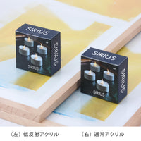 温もりのある天然木と洗練されたデザインが融合した、オーク無垢材の木製ポスターフレーム。シンプルで細身のエッジが効いたフレームは、アートや写真をすっきりと引き立て、北欧風やナチュラルテイストの空間に自然に馴染みます。スカンジナビアスタイルやミニマルデザインを好む方におすすめで、北欧でも定番のインテリアアイテム。天然オーク材は美しい木目と質感、ひとつひとつ異なる表情が魅力です。リビングや玄関、寝室、書斎、店舗など多彩な空間で活躍。壁掛け・立て掛け対応で自由なレイアウトが楽しめます。本商品は低反射アクリル板を使用しており、片面は低反射加工、もう片面は通常アクリルです。お好みでどちらの面も使用可能ですが、通常面もやや暗く見える場合があります。ポスターの色味や鮮明さを重視される方は、低反射タイプでない製品をおすすめします。