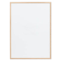 温もりのある天然木と洗練されたデザインが融合した、オーク無垢材の木製ポスターフレーム。シンプルで細身のエッジが効いたフレームは、アートや写真をすっきりと引き立て、北欧風やナチュラルテイストの空間に自然に馴染みます。スカンジナビアスタイルやミニマルデザインを好む方におすすめで、北欧でも定番のインテリアアイテム。天然オーク材は美しい木目と質感、ひとつひとつ異なる表情が魅力です。リビングや玄関、寝室、書斎、店舗など多彩な空間で活躍。壁掛け・立て掛け対応で自由なレイアウトが楽しめます。本商品は低反射アクリル板を使用しており、片面は低反射加工、もう片面は通常アクリルです。お好みでどちらの面も使用可能ですが、通常面もやや暗く見える場合があります。ポスターの色味や鮮明さを重視される方は、低反射タイプでない製品をおすすめします。