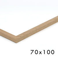 温もりのある天然木と洗練されたデザインが融合した、オーク無垢材の木製ポスターフレーム。シンプルで細身のエッジが効いたフレームは、アートや写真をすっきりと引き立て、北欧風やナチュラルテイストの空間に自然に馴染みます。スカンジナビアスタイルやミニマルデザインを好む方におすすめで、北欧でも定番のインテリアアイテム。天然オーク材は美しい木目と質感、ひとつひとつ異なる表情が魅力です。リビングや玄関、寝室、書斎、店舗など多彩な空間で活躍。壁掛け・立て掛け対応で自由なレイアウトが楽しめます。本商品は低反射アクリル板を使用しており、片面は低反射加工、もう片面は通常アクリルです。お好みでどちらの面も使用可能ですが、通常面もやや暗く見える場合があります。ポスターの色味や鮮明さを重視される方は、低反射タイプでない製品をおすすめします。