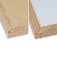 温もりのある天然木と洗練されたデザインが融合した、オーク無垢材の木製ポスターフレーム。シンプルで細身のエッジが効いたフレームは、アートや写真をすっきりと引き立て、北欧風やナチュラルテイストの空間に自然に馴染みます。スカンジナビアスタイルやミニマルデザインを好む方におすすめで、北欧でも定番のインテリアアイテム。天然オーク材は美しい木目と質感、ひとつひとつ異なる表情が魅力です。リビングや玄関、寝室、書斎、店舗など多彩な空間で活躍。壁掛け・立て掛け対応で自由なレイアウトが楽しめます。本商品は低反射アクリル板を使用しており、片面は低反射加工、もう片面は通常アクリルです。お好みでどちらの面も使用可能ですが、通常面もやや暗く見える場合があります。ポスターの色味や鮮明さを重視される方は、低反射タイプでない製品をおすすめします。