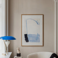 温もりのある天然木と洗練されたデザインが融合した、オーク無垢材の木製ポスターフレーム。シンプルで細身のエッジが効いたフレームは、アートや写真をすっきりと引き立て、北欧風やナチュラルテイストの空間に自然に馴染みます。スカンジナビアスタイルやミニマルデザインを好む方におすすめで、北欧でも定番のインテリアアイテム。天然オーク材は美しい木目と質感、ひとつひとつ異なる表情が魅力です。リビングや玄関、寝室、書斎、店舗など多彩な空間で活躍。壁掛け・立て掛け対応で自由なレイアウトが楽しめます。本商品は低反射アクリル板を使用しており、片面は低反射加工、もう片面は通常アクリルです。お好みでどちらの面も使用可能ですが、通常面もやや暗く見える場合があります。ポスターの色味や鮮明さを重視される方は、低反射タイプでない製品をおすすめします。