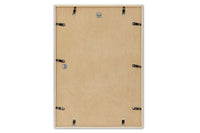 スカンジナビアのクラフトマンシップにインスパイアされた、北欧デザインの美学が息づく天然木製ポスターフレーム。スリムなフォルムがアートや写真をすっきりと引き立てつつ、空間に落ち着きと上質さを添えます。自然な表情が感じられるフレームは、ナチュラルでありながら現代的な雰囲気も演出。金属製ハンガー付きで縦横どちらでも壁掛け可能です。自然素材ならではの豊かな質感とやさしい風合いは、北欧諸国でも広く親しまれ、ミニマルやナチュラルテイストのインテリアに自然に調和します。本商品は低反射アクリル板を使用しており、片面は低反射加工、もう片面は通常アクリルです。お好みでどちらの面も使用可能ですが、通常面もやや暗く見える場合があります。ポスターの色味や鮮明さを重視される方は、低反射タイプでない製品をおすすめします。