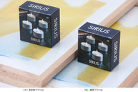 スカンジナビアのクラフトマンシップにインスパイアされた、北欧デザインの美学が息づく天然木製ポスターフレーム。スリムなフォルムがアートや写真をすっきりと引き立てつつ、空間に落ち着きと上質さを添えます。自然な表情が感じられるフレームは、ナチュラルでありながら現代的な雰囲気も演出。金属製ハンガー付きで縦横どちらでも壁掛け可能です。自然素材ならではの豊かな質感とやさしい風合いは、北欧諸国でも広く親しまれ、ミニマルやナチュラルテイストのインテリアに自然に調和します。本商品は低反射アクリル板を使用しており、片面は低反射加工、もう片面は通常アクリルです。お好みでどちらの面も使用可能ですが、通常面もやや暗く見える場合があります。ポスターの色味や鮮明さを重視される方は、低反射タイプでない製品をおすすめします。