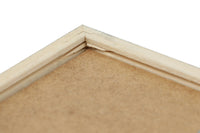 スカンジナビアのクラフトマンシップにインスパイアされた、北欧デザインの美学が息づく天然木製ポスターフレーム。スリムなフォルムがアートや写真をすっきりと引き立てつつ、空間に落ち着きと上質さを添えます。自然な表情が感じられるフレームは、ナチュラルでありながら現代的な雰囲気も演出。金属製ハンガー付きで縦横どちらでも壁掛け可能です。自然素材ならではの豊かな質感とやさしい風合いは、北欧諸国でも広く親しまれ、ミニマルやナチュラルテイストのインテリアに自然に調和します。本商品は低反射アクリル板を使用しており、片面は低反射加工、もう片面は通常アクリルです。お好みでどちらの面も使用可能ですが、通常面もやや暗く見える場合があります。ポスターの色味や鮮明さを重視される方は、低反射タイプでない製品をおすすめします。