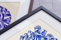 スカンジナビアのクラフトマンシップにインスパイアされた、北欧デザインの美学が息づく天然木製ポスターフレーム。スリムなフォルムがアートや写真をすっきりと引き立てつつ、空間に落ち着きと上質さを添えます。自然な表情が感じられるフレームは、ナチュラルでありながら現代的な雰囲気も演出。金属製ハンガー付きで縦横どちらでも壁掛け可能です。自然素材ならではの豊かな質感とやさしい風合いは、北欧諸国でも広く親しまれ、ミニマルやナチュラルテイストのインテリアに自然に調和します。本商品は低反射アクリル板を使用しており、片面は低反射加工、もう片面は通常アクリルです。お好みでどちらの面も使用可能ですが、通常面もやや暗く見える場合があります。ポスターの色味や鮮明さを重視される方は、低反射タイプでない製品をおすすめします。