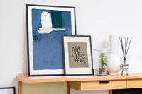 スカンジナビアのクラフトマンシップにインスパイアされた、北欧デザインの美学が息づく天然木製ポスターフレーム。スリムなフォルムがアートや写真をすっきりと引き立てつつ、空間に落ち着きと上質さを添えます。自然な表情が感じられるフレームは、ナチュラルでありながら現代的な雰囲気も演出。金属製ハンガー付きで縦横どちらでも壁掛け可能です。自然素材ならではの豊かな質感とやさしい風合いは、北欧諸国でも広く親しまれ、ミニマルやナチュラルテイストのインテリアに自然に調和します。本商品は低反射アクリル板を使用しており、片面は低反射加工、もう片面は通常アクリルです。お好みでどちらの面も使用可能ですが、通常面もやや暗く見える場合があります。ポスターの色味や鮮明さを重視される方は、低反射タイプでない製品をおすすめします。