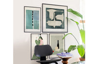 スカンジナビアのクラフトマンシップにインスパイアされた、北欧デザインの美学が息づく天然木製ポスターフレーム。スリムなフォルムがアートや写真をすっきりと引き立てつつ、空間に落ち着きと上質さを添えます。自然な表情が感じられるフレームは、ナチュラルでありながら現代的な雰囲気も演出。金属製ハンガー付きで縦横どちらでも壁掛け可能です。自然素材ならではの豊かな質感とやさしい風合いは、北欧諸国でも広く親しまれ、ミニマルやナチュラルテイストのインテリアに自然に調和します。本商品は低反射アクリル板を使用しており、片面は低反射加工、もう片面は通常アクリルです。お好みでどちらの面も使用可能ですが、通常面もやや暗く見える場合があります。ポスターの色味や鮮明さを重視される方は、低反射タイプでない製品をおすすめします。