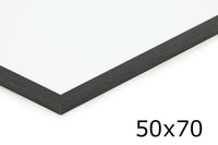 スカンジナビアのクラフトマンシップにインスパイアされた、北欧デザインの美学が息づく天然木製ポスターフレーム。スリムなフォルムがアートや写真をすっきりと引き立てつつ、空間に落ち着きと上質さを添えます。自然な表情が感じられるフレームは、ナチュラルでありながら現代的な雰囲気も演出。金属製ハンガー付きで縦横どちらでも壁掛け可能です。自然素材ならではの豊かな質感とやさしい風合いは、北欧諸国でも広く親しまれ、ミニマルやナチュラルテイストのインテリアに自然に調和します。本商品は低反射アクリル板を使用しており、片面は低反射加工、もう片面は通常アクリルです。お好みでどちらの面も使用可能ですが、通常面もやや暗く見える場合があります。ポスターの色味や鮮明さを重視される方は、低反射タイプでない製品をおすすめします。