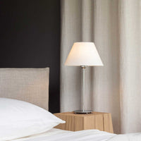 Watt & Veke(ワット・アンド・ヴェケ)は1998年に設立されたスウェーデンの照明ブランドです。「ただの明かり以上のものを届けたい」という明確なビジョンのもと、20年以上にわたり、光によって空間に特別な雰囲気を生み出すことを追求しています。製品はシンプルな北欧デザインに世界各地からのインスピレーションを融合させ、機能性と美しさの両立を目指しています。クラシックなスタイルからトレンドを取り入れた個性的なデザインまで、ユーザーの個性を映し出す照明を展開。Watt & Vekeの照明は、あなたの暮らしを明るく彩り、日常に魔法のような輝きをもたらします。