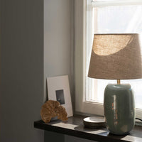 Watt & Veke(ワット・アンド・ヴェケ)は1998年に設立されたスウェーデンの照明ブランドです。「ただの明かり以上のものを届けたい」という明確なビジョンのもと、20年以上にわたり、光によって空間に特別な雰囲気を生み出すことを追求しています。製品はシンプルな北欧デザインに世界各地からのインスピレーションを融合させ、機能性と美しさの両立を目指しています。クラシックなスタイルからトレンドを取り入れた個性的なデザインまで、ユーザーの個性を映し出す照明を展開。Watt & Vekeの照明は、あなたの暮らしを明るく彩り、日常に魔法のような輝きをもたらします。