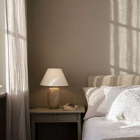 Watt & Veke(ワット・アンド・ヴェケ)は1998年に設立されたスウェーデンの照明ブランドです。「ただの明かり以上のものを届けたい」という明確なビジョンのもと、20年以上にわたり、光によって空間に特別な雰囲気を生み出すことを追求しています。製品はシンプルな北欧デザインに世界各地からのインスピレーションを融合させ、機能性と美しさの両立を目指しています。クラシックなスタイルからトレンドを取り入れた個性的なデザインまで、ユーザーの個性を映し出す照明を展開。Watt & Vekeの照明は、あなたの暮らしを明るく彩り、日常に魔法のような輝きをもたらします。