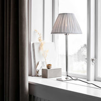 Watt & Veke(ワット・アンド・ヴェケ)は1998年に設立されたスウェーデンの照明ブランドです。「ただの明かり以上のものを届けたい」という明確なビジョンのもと、20年以上にわたり、光によって空間に特別な雰囲気を生み出すことを追求しています。製品はシンプルな北欧デザインに世界各地からのインスピレーションを融合させ、機能性と美しさの両立を目指しています。クラシックなスタイルからトレンドを取り入れた個性的なデザインまで、ユーザーの個性を映し出す照明を展開。Watt & Vekeの照明は、あなたの暮らしを明るく彩り、日常に魔法のような輝きをもたらします。