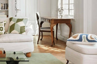 Chhatwal & Jonssonは、Stig JonssonとGeetali Chhatwal Jonssonによって創設されたスウェーデンのブランドです。主にクッションやラグなどのテキスタイル商品を製造しています。スカンジナビアンデザインとインドの手工芸品を組み合わせるというアイデアから始まったブランドは現在25か国の店舗で展開する有名なブランドに成長しました。