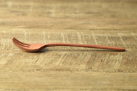 まるでおとぎの国からでてきたような、ほっこり可愛らしいかたち。サオの木というインドネシアの果物の木でできていて、木目が大変美しく、ベージュ~赤のグラデーションがあります。固さでは類を見ないほどで、加工は困難を極めます。職人たちの手によって一つ一つまごころをこめて削られました。