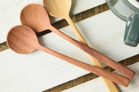 まるでおとぎの国からでてきたような、ほっこり可愛らしいかたち。サオの木というインドネシアの果物の木でできていて、木目が大変美しく、ベージュ~赤のグラデーションがあります。固さでは類を見ないほどで、加工は困難を極めます。職人たちの手によって一つ一つまごころをこめて削られました。