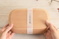 天然木をくりぬいて仕上げた、上品な表情が特長の弁当箱です。木目の美しさと しっかりとした板厚の存在感を楽しめます。なめらかな曲線は手に優しく、天然木の風合いがお料理を格別に引き立てます。おもてなしや、行楽・お花見のお弁当、和菓子を入れても可愛らしいですね。