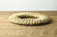 キャセロールやスキレット、ポットなどを置くと、とってもオシャレなドーナツ型鍋敷き。一つひとつ手編みで作られた、温かい風合いをお楽しみください。シンプルなデザインなので和にも洋にも使えるのが嬉しいところ。フックに引っ掛けてキッチンに吊るしておくこともできるので、省スペースでインテリアのアクセントとしても活躍してくれそう。どこか懐かしいわらの香りがふわりと心を癒やしてくれます。