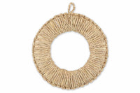 キャセロールやスキレット、ポットなどを置くと、とってもオシャレなドーナツ型鍋敷き。一つひとつ手編みで作られた、温かい風合いをお楽しみください。シンプルなデザインなので和にも洋にも使えるのが嬉しいところ。フックに引っ掛けてキッチンに吊るしておくこともできるので、省スペースでインテリアのアクセントとしても活躍してくれそう。どこか懐かしいわらの香りがふわりと心を癒やしてくれます。