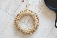 キャセロールやスキレット、ポットなどを置くと、とってもオシャレなドーナツ型鍋敷き。一つひとつ手編みで作られた、温かい風合いをお楽しみください。シンプルなデザインなので和にも洋にも使えるのが嬉しいところ。フックに引っ掛けてキッチンに吊るしておくこともできるので、省スペースでインテリアのアクセントとしても活躍してくれそう。どこか懐かしいわらの香りがふわりと心を癒やしてくれます。