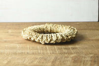 キャセロールやスキレット、ポットなどを置くと、とってもオシャレなドーナツ型鍋敷き。一つひとつ手編みで作られた、温かい風合いをお楽しみください。シンプルなデザインなので和にも洋にも使えるのが嬉しいところ。フックに引っ掛けてキッチンに吊るしておくこともできるので、省スペースでインテリアのアクセントとしても活躍してくれそう。どこか懐かしいわらの香りがふわりと心を癒やしてくれます。