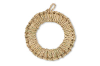 キャセロールやスキレット、ポットなどを置くと、とってもオシャレなドーナツ型鍋敷き。一つひとつ手編みで作られた、温かい風合いをお楽しみください。シンプルなデザインなので和にも洋にも使えるのが嬉しいところ。フックに引っ掛けてキッチンに吊るしておくこともできるので、省スペースでインテリアのアクセントとしても活躍してくれそう。どこか懐かしいわらの香りがふわりと心を癒やしてくれます。