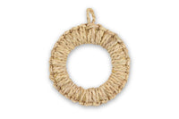 キャセロールやスキレット、ポットなどを置くと、とってもオシャレなドーナツ型鍋敷き。一つひとつ手編みで作られた、温かい風合いをお楽しみください。シンプルなデザインなので和にも洋にも使えるのが嬉しいところ。フックに引っ掛けてキッチンに吊るしておくこともできるので、省スペースでインテリアのアクセントとしても活躍してくれそう。どこか懐かしいわらの香りがふわりと心を癒やしてくれます。