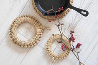 キャセロールやスキレット、ポットなどを置くと、とってもオシャレなドーナツ型鍋敷き。一つひとつ手編みで作られた、温かい風合いをお楽しみください。シンプルなデザインなので和にも洋にも使えるのが嬉しいところ。フックに引っ掛けてキッチンに吊るしておくこともできるので、省スペースでインテリアのアクセントとしても活躍してくれそう。どこか懐かしいわらの香りがふわりと心を癒やしてくれます。