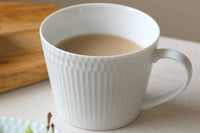 伝統的なしのぎ文様の繊細なレリーフが、料理を優しく彩る華やかな器です。コーヒーにもお茶にも合う程よいサイズ感のマグカップ。