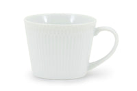 伝統的なしのぎ文様の繊細なレリーフが、料理を優しく彩る華やかな器です。コーヒーにもお茶にも合う程よいサイズ感のマグカップ。