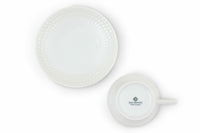 伝統的なしのぎ文様の繊細なレリーフが、料理を優しく彩る華やかな器です。コーヒーカップとソーサーのセットです。ソーサーは別の小さなお皿としてもお使いいただけます。