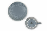 伝統的なしのぎ文様の繊細なレリーフが、料理を優しく彩る華やかな器です。コーヒーカップとソーサーのセットです。ソーサーは別の小さなお皿としてもお使いいただけます。