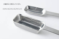 既存の計量スプーンの悩み事は、口の小さな容器には入らないことが多い事。そして、プラスティックややわらかいステンレスだと味噌や練りごまなどの固い調味料を取るときに曲がってしまうことがある事でした。いつもの計量スプーンにも少しずつ使いづらいところがある部分を、プロの目で見て徹底的に使いやすさを追求したのがこの「四角い計量スプーン」です。