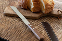 本革のシース(ケース)付きなので持ち運びが便利。アウトドアやピクニックで活躍してくれそうです。ちょっと小ぶりサイズなのもかさばらず助かります。