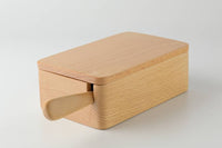 ひとつの木からくりぬいた、さらさらとした手触りのバターケース。一般的な200gのバターが丸ごと入る大きさです。天然木を使用しているので、一つ一つ木目の表情や色合いが違うのがまた面白い。同素材のバターナイフが付いています。