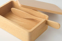 ひとつの木からくりぬいた、さらさらとした手触りのバターケース。一般的な200gのバターが丸ごと入る大きさです。天然木を使用しているので、一つ一つ木目の表情や色合いが違うのがまた面白い。同素材のバターナイフが付いています。