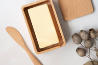 ひとつの木からくりぬいた、さらさらとした手触りのバターケース。一般的な200gのバターが丸ごと入る大きさです。天然木を使用しているので、一つ一つ木目の表情や色合いが違うのがまた面白い。同素材のバターナイフが付いています。