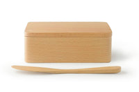 ひとつの木からくりぬいた、さらさらとした手触りのバターケース。一般的な200gのバターが丸ごと入る大きさです。天然木を使用しているので、一つ一つ木目の表情や色合いが違うのがまた面白い。同素材のバターナイフが付いています。