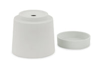 陶磁器・焼き物作りに欠かすことのできない、粘土・長石・珪石など。これらは、地球環境が途方もなく長い時間をかけ作り出した、枯渇性天然資源です。私たちは、これら貴重な資源をいつまでも大切に使い続けるためにリサイクル土を使いプランターを製作しました。
こちらは、Mサイズです。3.5号サイズのビニールポットをそのまま入れられるようにサイズ設計しております。