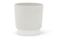 陶磁器・焼き物作りに欠かすことのできない、粘土・長石・珪石など。これらは、地球環境が途方もなく長い時間をかけ作り出した、枯渇性天然資源です。私たちは、これら貴重な資源をいつまでも大切に使い続けるためにリサイクル土を使いプランターを製作しました。
こちらは、Mサイズです。3.5号サイズのビニールポットをそのまま入れられるようにサイズ設計しております。