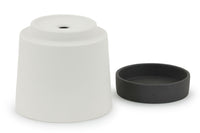 陶磁器・焼き物作りに欠かすことのできない、粘土・長石・珪石など。これらは、地球環境が途方もなく長い時間をかけ作り出した、枯渇性天然資源です。私たちは、これら貴重な資源をいつまでも大切に使い続けるためにリサイクル土を使いプランターを製作しました。
こちらは、Mサイズです。3.5号サイズのビニールポットをそのまま入れられるようにサイズ設計しております。