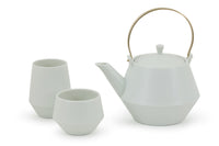 Frustumはお茶の良さを再認識するために、現代の暮らしに合わせデザインをリファインした茶器。本製品のデザインの肝である土瓶本体の中腹で切り替わるエッジは、東北地方で作られる鉄瓶などで古くから見られる形を引用しており、茶の印象を強めます。ドイツの権威ある国際デザイン賞 red dot design award 2020を受賞しました。