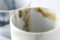 穏やかで、リラックスした雰囲気を漂わせる『Luca (ルカ)』シリーズ。ストンと飾らないシンプルな形状で、ゆったりと空間美をお愉しみいただけます。時間にも空間にもゆとりを持って、贅沢な大人なひとときを。大理石のような真っ白で艷やかな釉薬に、ゆらゆらと揺れ交じるマーブル柄が美しい。